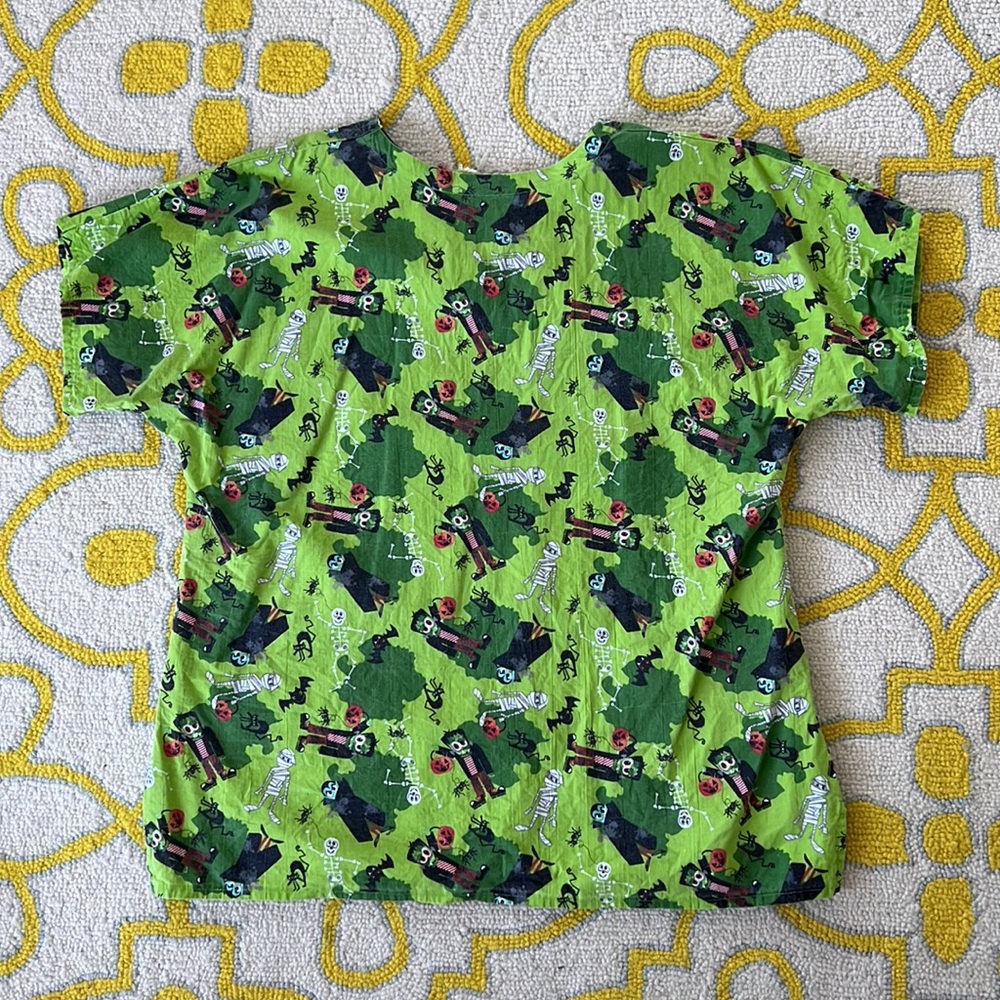 Halloween Scrub Top. Sz L - Picture 5 of 5